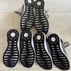 【3足まとめ売り】UNDER ARMOUR
レディース シューズ の画像
