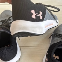 【3足まとめ売り】UNDER ARMOUR
レディース シューズ の画像