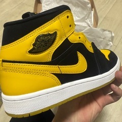 ナイキイエローの画像