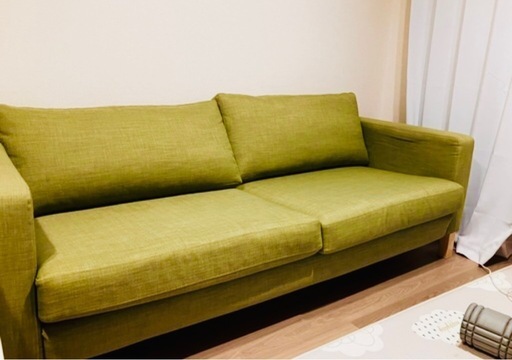 IKEAの3人掛けソファ