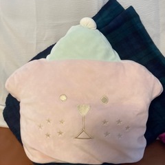 大型枕(抱き枕、ティンカーベル)、とクッション及び膝掛け簡単ブランケットの画像