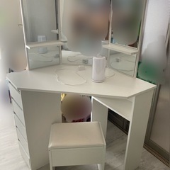 【決まりました】ドレッサー　化粧台（三面鏡、引き出し、椅子つき）