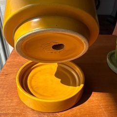 イエローとグリーンの植木鉢セットの画像