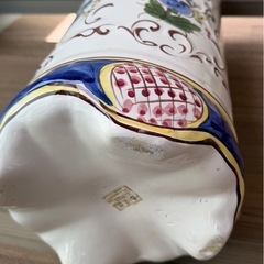 洋風柄陶器の傘立ての画像