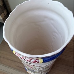 洋風柄陶器の傘立ての画像