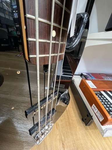 FENDERのベースをご紹介します！