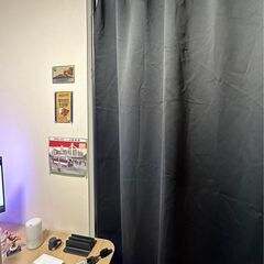 調整可能なルームディバイダー（遮光カーテン付き）の画像
