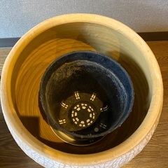 観葉植物用の大きい植木鉢の画像
