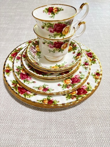 ロイヤルアルバート　お皿　カップとソーサーセット