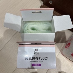 母乳パッド120枚、保存バッグ100ml、コットン60枚のセット。の画像