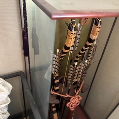 伝統的な弓道用矢とスタンドの画像