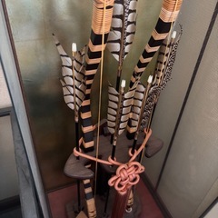 伝統的な弓道用矢とスタンドの画像