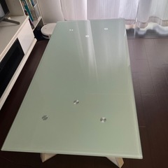 ガラステーブルの画像