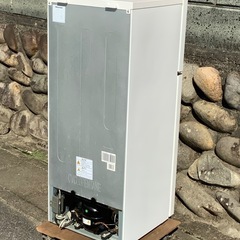 【Hisense 2ドア冷蔵庫 HR-B1201】2016年製 中古 クリーニング済み（W48.1×D51×H118cm）の画像