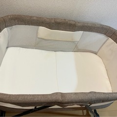 折りたたみ式ベビーベッドの画像