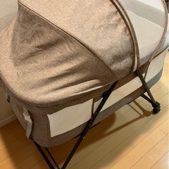 折りたたみ式ベビーベッドの画像