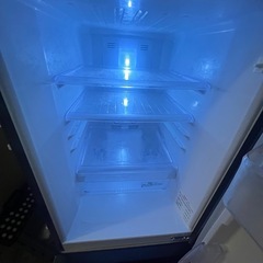 引取先決まりました【無料】一人暮らし用 冷蔵庫（扉に難あり・使用可能）の画像