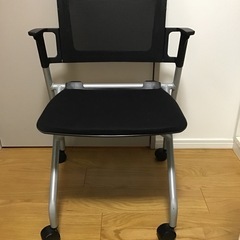 座面が折り畳める椅子2個の画像