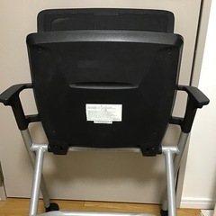 座面が折り畳める椅子2個の画像