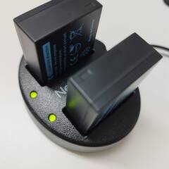 【良品】Newmowa デュアルUSB充電器/CHG-USB-NPW126/おまけバッテリー付き！の画像