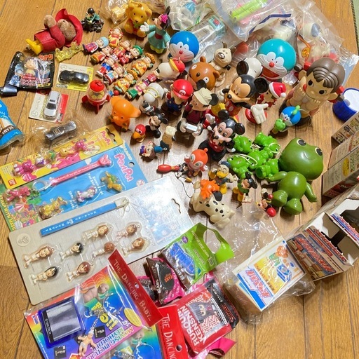 大量 キャラクターフィギュアなど ミッキー Barbie ドラえもん ピクミン