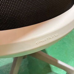 okamura デスクチェア　ブランド家具　肘なし　メッシュタイプ　二脚セット　オフィスチェア　キャスター付きチェア　昇降機能付き　黒　ブラック　白　ホワイト　ワーキングチェア　勉強　ゲーム　パソコン　書斎用　作業用【2脚あり/1脚の価格】の画像