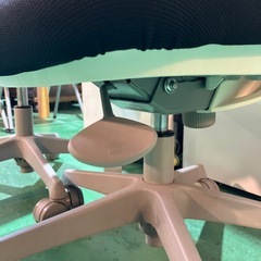 okamura デスクチェア　ブランド家具　肘なし　メッシュタイプ　二脚セット　オフィスチェア　キャスター付きチェア　昇降機能付き　黒　ブラック　白　ホワイト　ワーキングチェア　勉強　ゲーム　パソコン　書斎用　作業用【2脚あり/1脚の価格】の画像