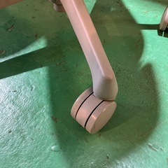okamura デスクチェア　ブランド家具　肘なし　メッシュタイプ　二脚セット　オフィスチェア　キャスター付きチェア　昇降機能付き　黒　ブラック　白　ホワイト　ワーキングチェア　勉強　ゲーム　パソコン　書斎用　作業用【2脚あり/1脚の価格】の画像