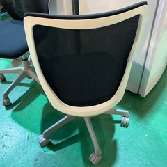 okamura デスクチェア　ブランド家具　肘なし　メッシュタイプ　二脚セット　オフィスチェア　キャスター付きチェア　昇降機能付き　黒　ブラック　白　ホワイト　ワーキングチェア　勉強　ゲーム　パソコン　書斎用　作業用【2脚あり/1脚の価格】の画像