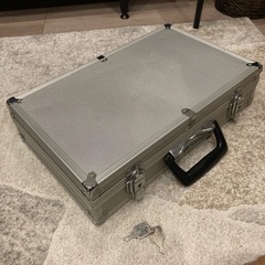 鍵付き🔴シルバーのアタッシュケースの画像