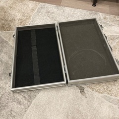 鍵付き🔴シルバーのアタッシュケースの画像