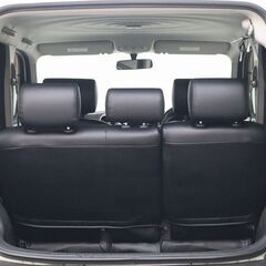 可愛らしい外装にシンプルな内装！レザーシートで高級感も！の画像