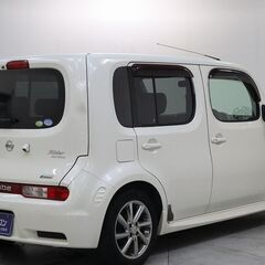 可愛らしい外装にシンプルな内装！レザーシートで高級感も！の画像