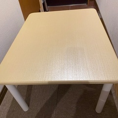 ニトリのシンプルなテーブルの画像