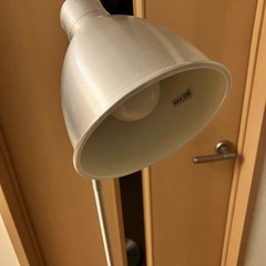 イケア　スタンドライトの画像
