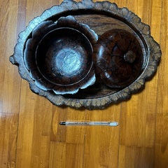 木製のトレーと菓子入れの画像