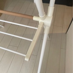 ニトリ　ポール伸縮 木目調X型物干し(ホワイト )の画像