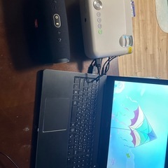 パソコン、プロジェクター、JBLスピーカーの画像