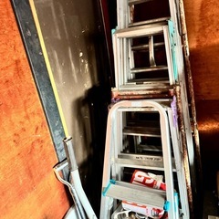 脚立と一輪車の画像