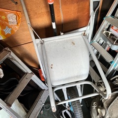 脚立と一輪車の画像