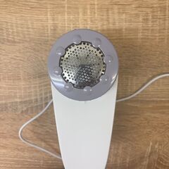 電動 毛玉取り機 衣類 セーター クリーナー コード式 3段階調整 替刃2枚付属 グレー×ホワイト 動作確認済 中古 コンセント式の画像