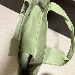 ピスタチオ色のバッグの画像