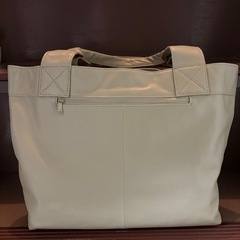 ピスタチオ色のバッグの画像