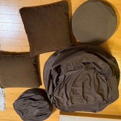 ビーズクッション大+ビーズクッション小+クッション3つの画像
