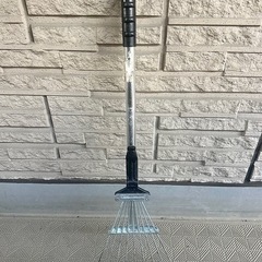 【お話し中】アルミ製　伸縮式小型レーキ　落ち葉掻き用熊手の画像