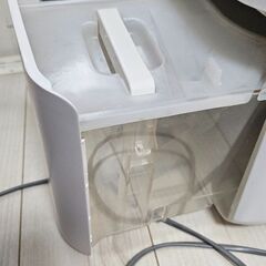 美品✨シャープ製の除湿機「CV-J120-W」の画像