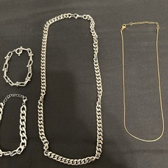 ネックレス3個ブレスレット2こ2個の画像