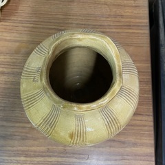 彫刻模様のベージュ陶器花瓶の画像