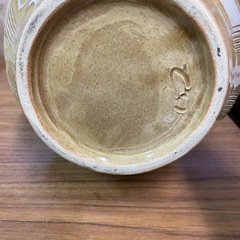 彫刻模様のベージュ陶器花瓶の画像