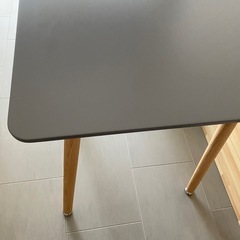 グレーカフェテーブル　スクエア型の画像